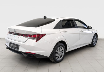Подержанный автомобиль Hyundai Elantra Sedan 2021 года (5 фото)