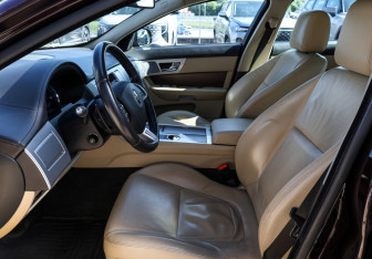 Подержанный автомобиль Jaguar XF Sedan 2014 года (17 фото)