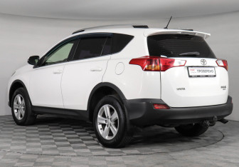 Подержанный автомобиль Toyota RAV4 2013 года (7 фото)