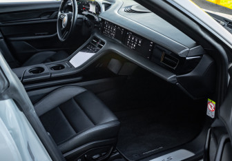 Подержанный автомобиль Porsche Taycan 2020 года (18 фото)