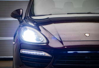 Подержанный автомобиль Porsche Cayenne 2011 года (33 фото)