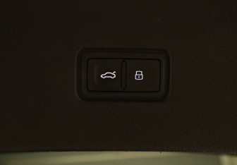 Подержанный автомобиль Audi Q8 2018 года (28 фото)