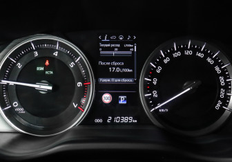Подержанный автомобиль Toyota Land Cruiser Suv 2016 года (11 фото)