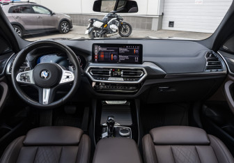 Подержанный автомобиль BMW X3 2024 года (14 фото)