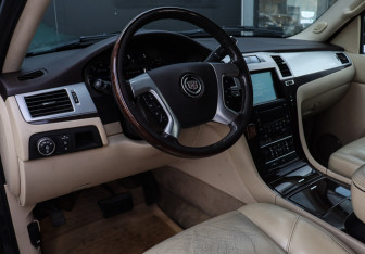 Подержанный автомобиль Cadillac Escalade Suv 2007 года (15 фото)