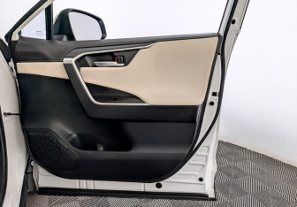 Подержанный автомобиль Toyota RAV4 2021 года (24 фото)