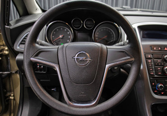 Подержанный автомобиль Opel Astra Hatchback 2013 года (17 фото)