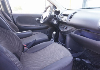 Подержанный автомобиль Nissan Note 2006 года (11 фото)