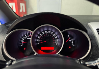 Подержанный автомобиль Kia Venga 2011 года (10 фото)