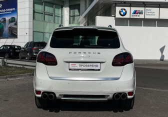 Подержанный автомобиль Porsche Cayenne 2012 года (6 фото)