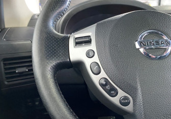 Подержанный автомобиль Nissan X-Trail 2011 года (13 фото)