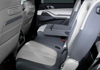 Подержанный автомобиль BMW X7 2024 года (10 фото)