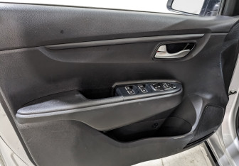 Подержанный автомобиль Kia Rio Hatchback 2021 года (17 фото)