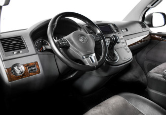 Подержанный автомобиль Volkswagen Multivan 2015 года (10 фото)