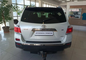 Подержанный автомобиль Toyota Highlander 2012 года (6 фото)