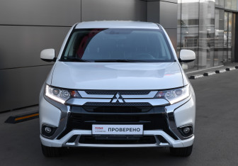 Подержанный автомобиль Mitsubishi Outlander 2022 года (2 фото)