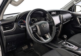 Подержанный автомобиль Toyota Fortuner 2021 года (13 фото)