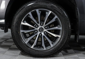 Подержанный автомобиль Toyota Land Cruiser Prado 2021 года (5 фото)