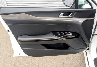 Подержанный автомобиль Kia K5 2021 года (19 фото)