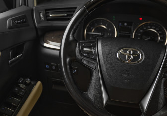 Подержанный автомобиль Toyota Alphard 2021 года (17 фото)