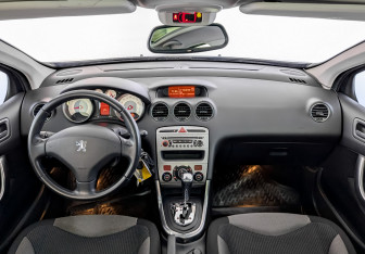 Подержанный автомобиль Peugeot 308 Hatchback 2010 года (14 фото)
