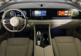 Подержанный автомобиль Voyah Dream 2022 года (12 фото)