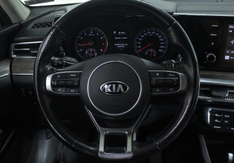 Подержанный автомобиль Kia K5 2020 года (10 фото)