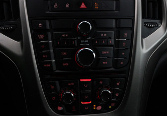 Подержанный автомобиль Opel Astra Hatchback 2010 года (12 фото)