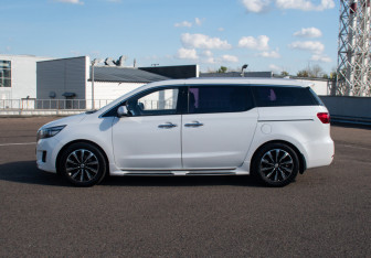 Подержанный автомобиль Kia Carnival 2016 года (8 фото)