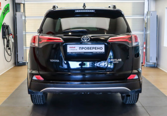 Подержанный автомобиль Toyota RAV4 2018 года (5 фото)