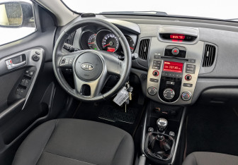 Подержанный автомобиль Kia Cerato Sedan 2010 года (27 фото)