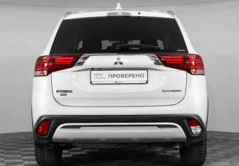Подержанный автомобиль Mitsubishi Outlander 2019 года (7 фото)