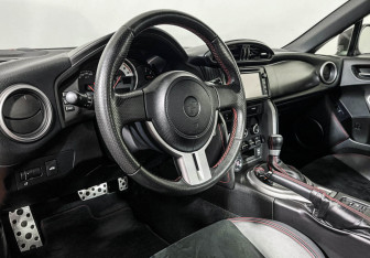 Подержанный автомобиль Toyota GT86 2012 года (13 фото)