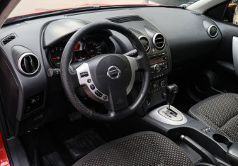 Подержанный автомобиль Nissan Qashqai 2007 года (10 фото)