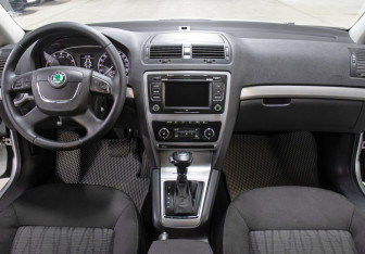 Подержанный автомобиль Skoda Octavia Liftback 2012 года (13 фото)