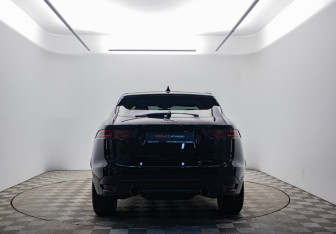 Подержанный автомобиль Jaguar F-Pace 2018 года (6 фото)