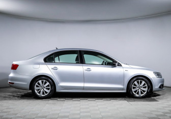 Подержанный автомобиль Volkswagen Jetta Sedan 2013 года (4 фото)