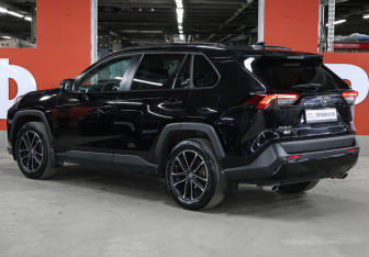 Подержанный автомобиль Toyota RAV4 2021 года (8 фото)