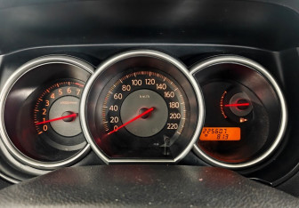 Подержанный автомобиль Nissan Tiida Hatchback 2008 года (16 фото)