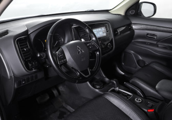 Подержанный автомобиль Mitsubishi Outlander 2015 года (15 фото)