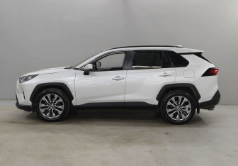 Подержанный автомобиль Toyota RAV4 2021 года (8 фото)