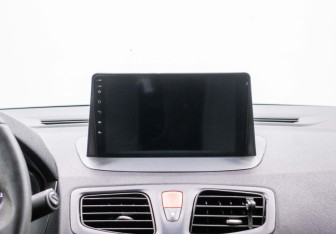 Подержанный автомобиль Renault Fluence 2011 года (14 фото)