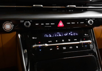 Подержанный автомобиль Kia Carnival 2022 года (17 фото)