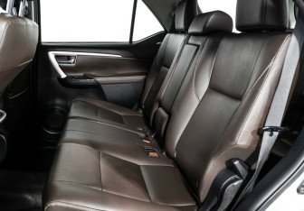 Подержанный автомобиль Toyota Fortuner 2017 года (16 фото)