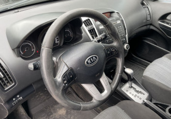 Подержанный автомобиль Kia Ceed Wagon 2011 года (13 фото)