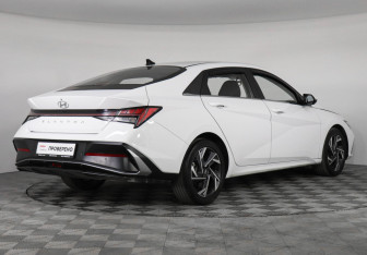 Подержанный автомобиль Hyundai Elantra Sedan 2024 года (5 фото)