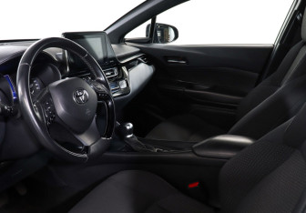 Подержанный автомобиль Toyota C-HR 2019 года (13 фото)