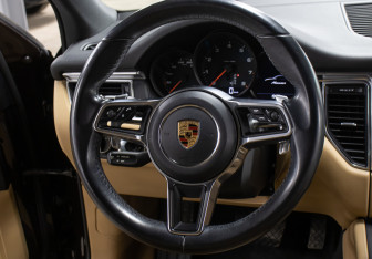 Подержанный автомобиль Porsche Macan 2018 года (18 фото)