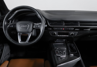 Подержанный автомобиль Audi Q7 2015 года (12 фото)