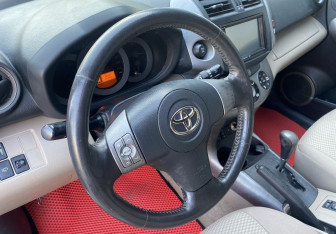 Подержанный автомобиль Toyota RAV4 2006 года (13 фото)